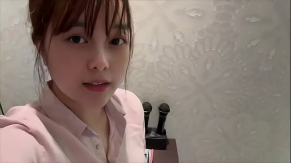 Play MP4 - 1人カラオケにきたら部屋の臭いが精子の臭いがしておまんこが濡れてきてオナニーしちゃう女子大生。