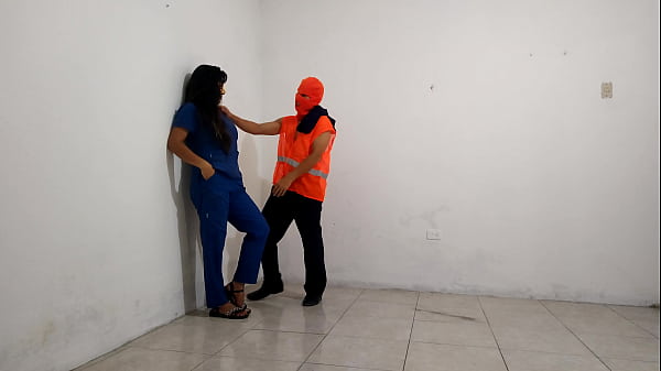 Play MP4 - LA SUCIA ENFERMERA DEL HOSPITAL COQUETEA CON EL BARRENDERO&excl;&excl; LO MUY SUCIA MOTIVO AL MACHO DE LA LIMPIEZA Y LE DIO UNA MAMADA CON MUCHA SALIVA AL PENE DEL TRABAJADOR&period; PORNO REAL EN HOSPITAL