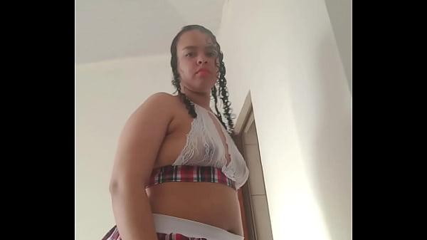 PUTA GOSTOSA EXIBINDO A BUCETA 