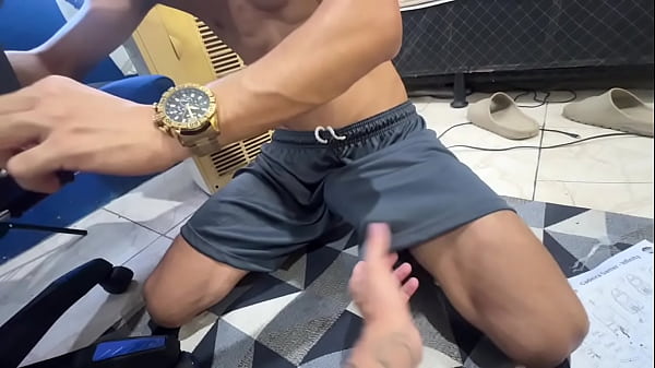 Montador De Cadeira Novinho Recebe Proposta De Colocar Cliente Para Mamar thumbnail