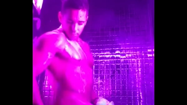 Model Hot in Erotic Shower Show 