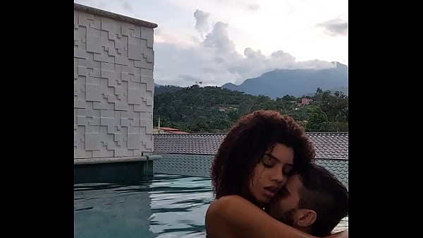 Fodi Jr Na Piscina Privativa Parede De Vidro Da Pousada Em Paraty E N&atilde;o Podia Fazer Barulho thumbnail
