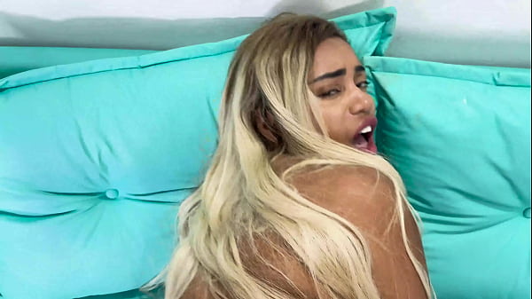 Chamei um gostoso pra vim me comer e ele veio 