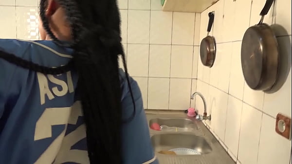 Mon mari a d&eacute;cid&eacute; de me faire l'amour &agrave; la cuisine aujourd'hui apr&egrave;s une bonne baignade ensemble abonnons nous massivement 