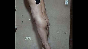 Luisaexhibicionista mostrandose desnuda para el chico que espera en su camita desnudito y listo para penetrarle su tremendo pene en su lindo potito