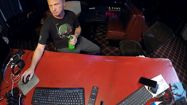 Nonton Brunette Gives Horny Dude A Footjob thumbnail