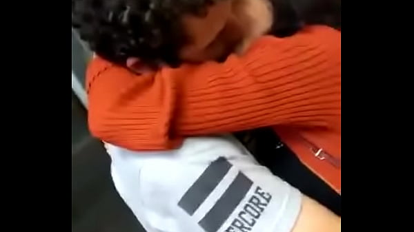 Menino (Bloquinho) pegando a coroa e a deixando feliz 