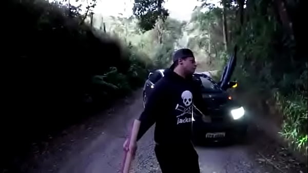 Garoto de olhos azuis fode carro gostoso