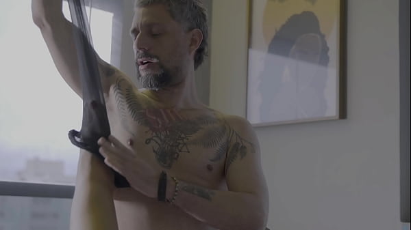 Play MP4 - Horny Lady Gets Very Excited When Her Feet Are Worshipped