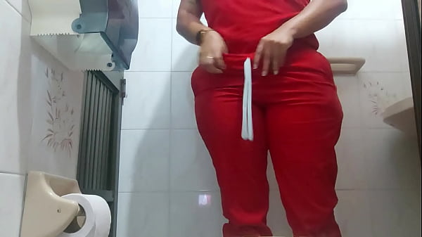 Play MP4 - ENFERMERA ATRAPADA MEANDO EN BA&Ntilde;O PUBLICO DEL HOSPITAL