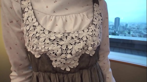 超人気av女優「鈴村あいり」の本格デビュー前の貴重な蔵出しセックス映像を解禁！！恥ずかしがりながらも、ゆっくりとパンティの中に手を入れて、おま○こを弄りだす。時折クチュっと溢れ出る愛液音と、吐息交じりの喘ぎ声が最高にエッチ。 3r6nujp