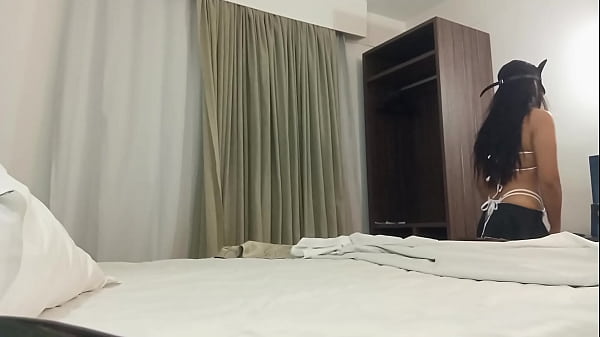 Nonton Empregada Veio Arrumar A Cama Do Hotel, N&atilde;o Resisti E Pede Um Boquete At&eacute; Gozar - Thorando thumbnail