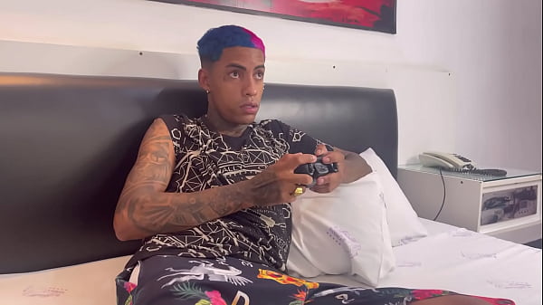 O Meu Amigo H&eacute;tero Me Mostrou O Brinqued&atilde;o (completo) thumbnail