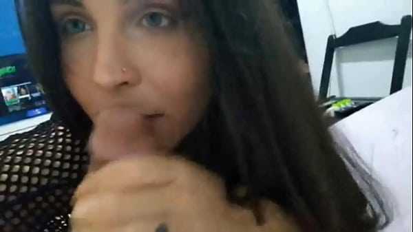 Play MP4 - DEI UM BEIJO GREGO GOSTOSO NO MEU PADRASTO E ELE LOGO PEDIU PRA EU MAMAR TAMB&Eacute;M