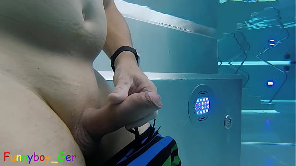 Unterwasser in einem echten &ouml;ffentlichen Thermalbecken wichse ich meinen fetten, geilen Schwanz. Es war aber sehr riskant. (S) 