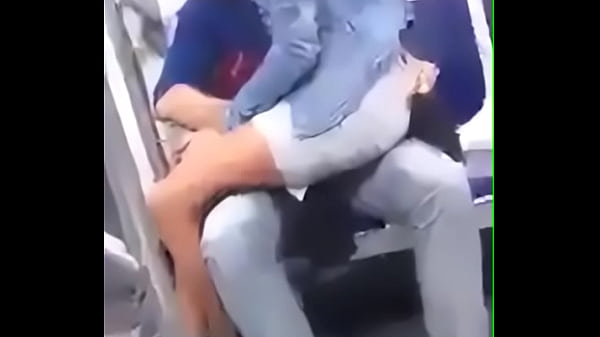 Play MP4 - Novios follan en el metro