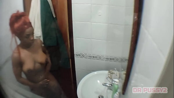 CUNHADO FICA ESCONDIDO NO BANHEIRO PARA GRAVAR A ESPOSA DO IRM&Atilde_O PARA SE MASTURBAR DEPOIS A VER O VIDEO