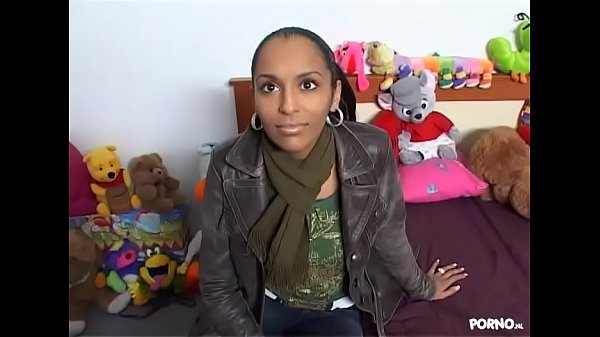 HINDOESTAANSE ALICIA LAAT ZICH_NEUKEN DOOR EEN_KERSTBOOMVERKOPER