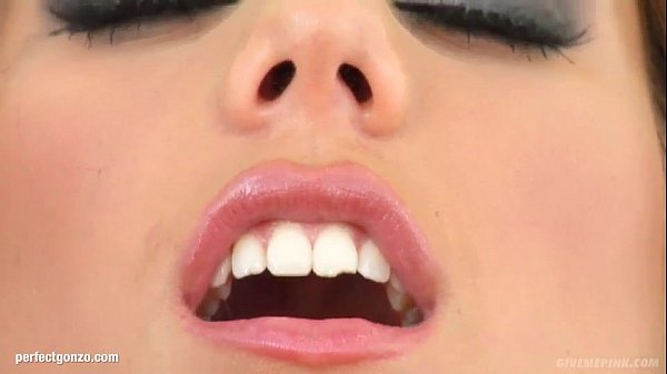 Play MP4 - Vinnie Pearl enjoying her body on Give Me Pink gonzo style