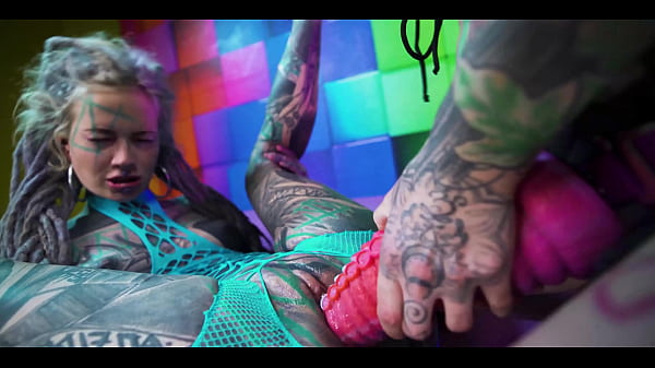 Illuz straps on a massive toy to dominate anuskatzz&rsquo;s ass 