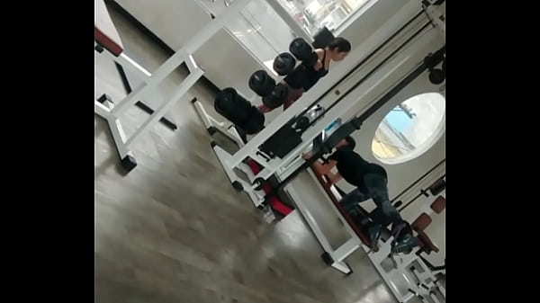 Gostosinha fazendo exerc&iacute;cio 