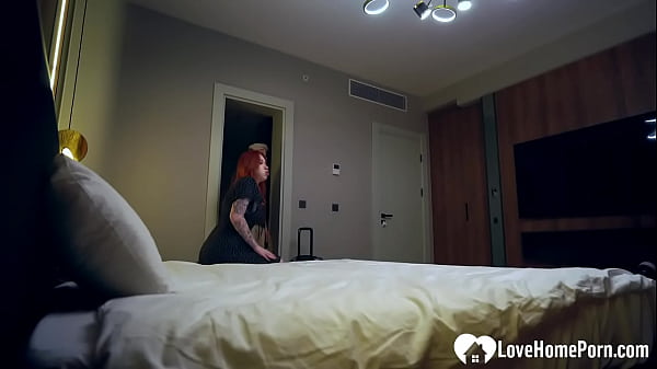 Inked redhead hottie loves some side action