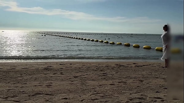 Nonton Beach Hottie Invites Me To Her Hotel Room For A Wild Night thumbnail