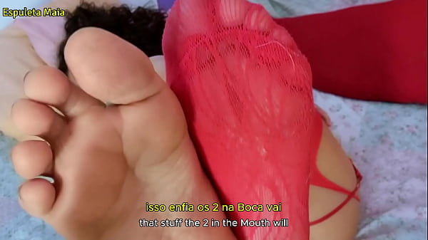 Punheta guiada dama de vermelho guiando seu pau a gozar pezinhos malvados 