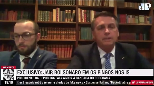 Bolsonaro botando no caneco do Ministro do TSE Barroso 