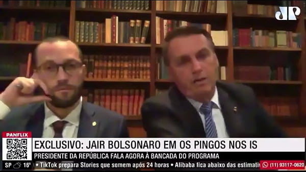 Bolsonaro botando no caneco do ministro do tse barroso 