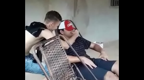 Play MP4 - Loirinho da queijada em caminhoneiro sonolento as 15 da tarde&comma; durante um Apocalipse Zumbi enquanto estavam isolados ao in&iacute;cio das tentativas de quarentena em ch&aacute;cara amaldi&ccedil;oada e fantasmag&oacute;rica&period;