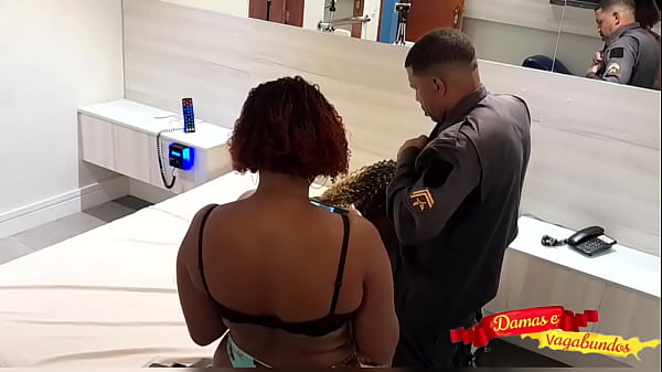 Policial Leva Duas Garotas De Programa Para O Hotel E Cai Na Internet thumbnail