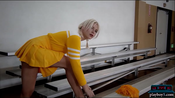 Nonton Tight Body Cougar Model Blonde Gets Naked For Playboy On A Basketball Court thumbnail