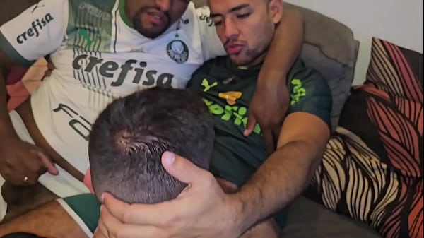 Play MP4 - Essa partida de futebol acabou revelando o tes&atilde;o em homem que existe entre esses machos - FULL SHEER&period;COM