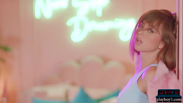 Hairy pussy teen pornstar_Riley Reid strips duringinterview with Playboy