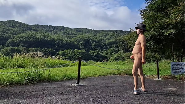 Play MP4 - ダム湖周辺を全裸で散歩の予定だったのですが監視カメラと雑草&虫のおかげで下流からながめるだけに