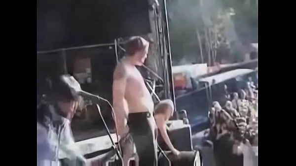 Play MP4 - Couple baise sur sc&egrave;ne pendant concert