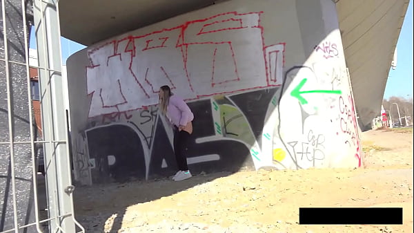 Nonton Holding Her Pee Arc thumbnail