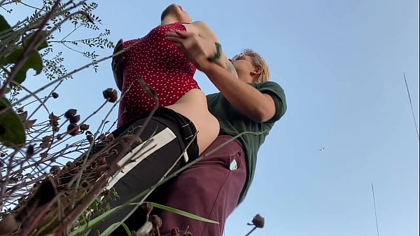 Fucking a hottie_in a public park