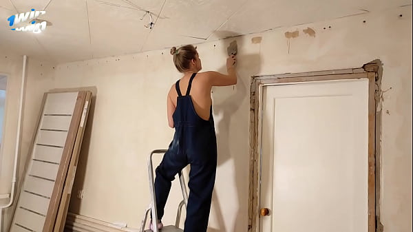 Работница не справилась в срок с заданием и отработала своей киской с большим_камшотом на лицо