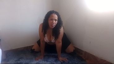 MILF latina degran culo se masturba su coño_con su dildo hasta llegar un orgasmo