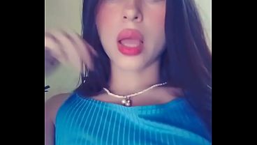 Ella deseosa de leche se graba para sentirse satisfecha 