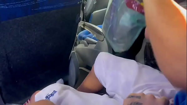 Fui para praia com meus tios e primos e no caminho meu primo come&ccedil;ou a passar a mao na minha perna me deixando com tesao ... 