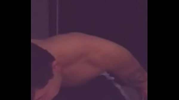 Toco A Mi Compa&ntilde;ero De Habitacion Por Primera Vez Despues Que Llega De Una Fiesta Mareado thumbnail