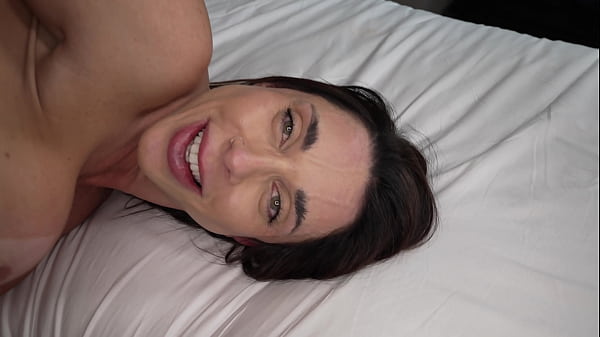 Brasile&ntilde;a cachonda recibe buena tanda de polla negra por el culo. BBC anal a Luiza Marcato 