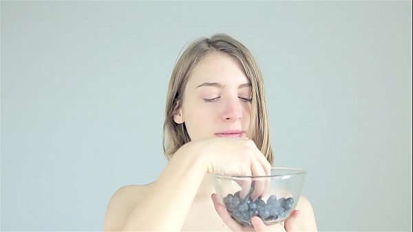 Play MP4 - Dirty slut crushing and licking balls