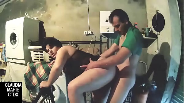 Entre platos sucios y mucha basura una follada por_detrás