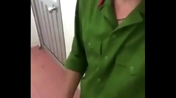 Police Vietnam solo in toilet 