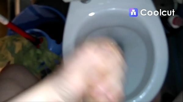 Adrian Jabłoński trzepie kutasa w mieszkaniu własnej siostry kt&oacute;ra słyszy moje jęki i klaszczące jaja! 