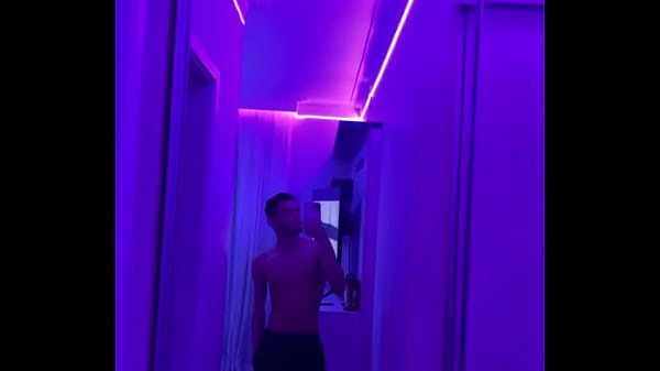 Foi quase 4 horas colocando fita led no quarto todo por&eacute;m eu acho que dessa vez n&atilde;o vai cair 